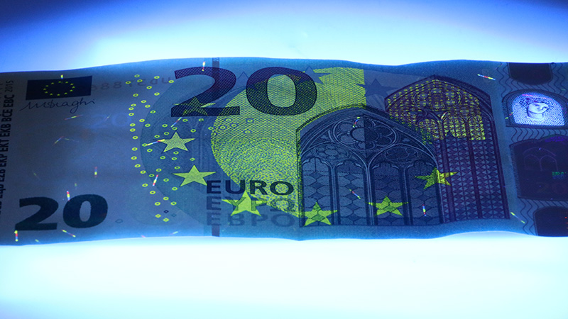 Exemple de fluorescence pour le contrôle anti-contrefaçon des billets de banque.