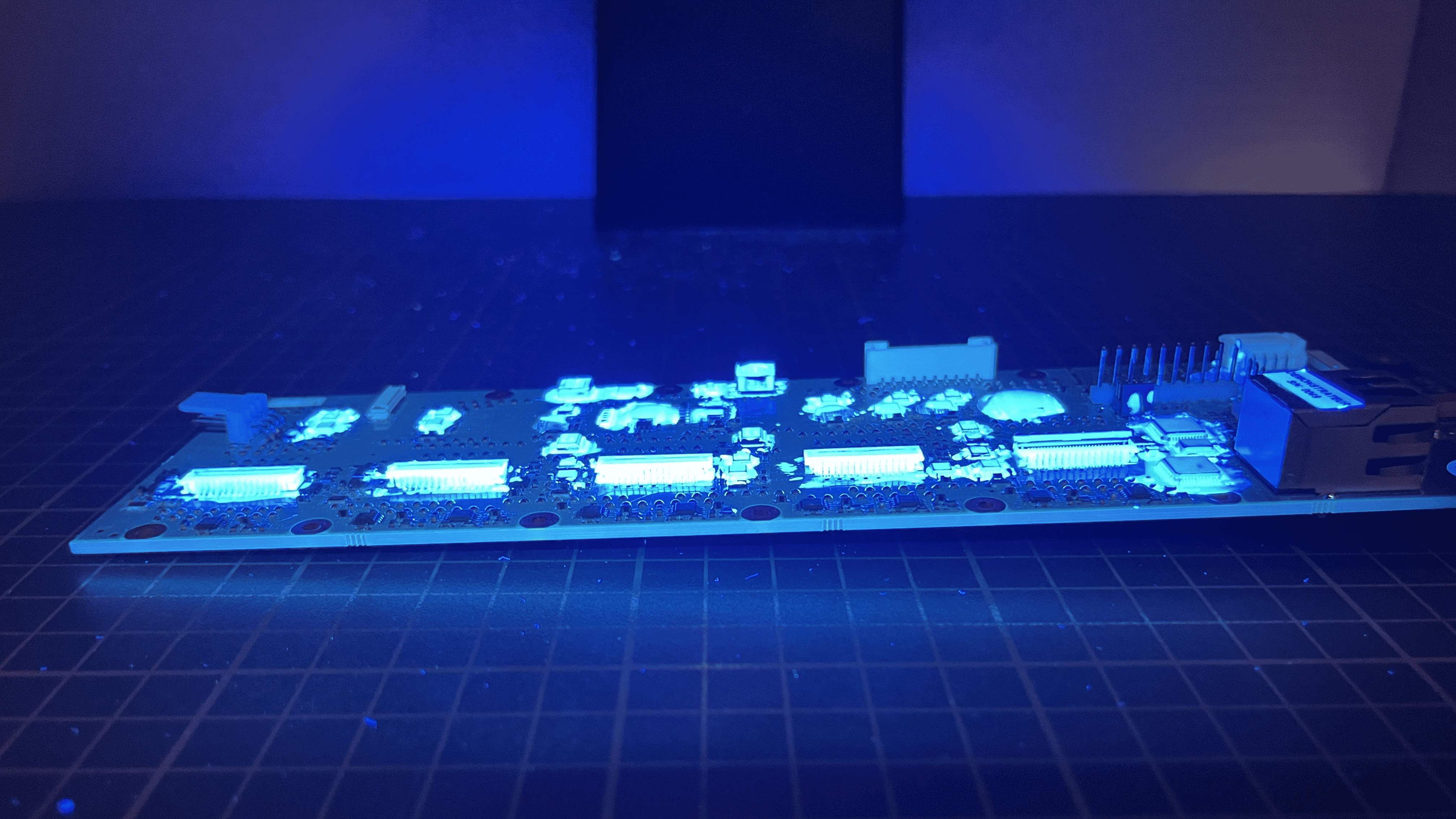 Diagramm: So funktioniert UV-Fluoreszenz.