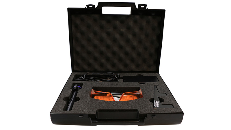 UTARGET, stylo de collage UV LED, dans son kit contenant le câble d'alimentation, une paire de lunettes de protection UV et un support produit.