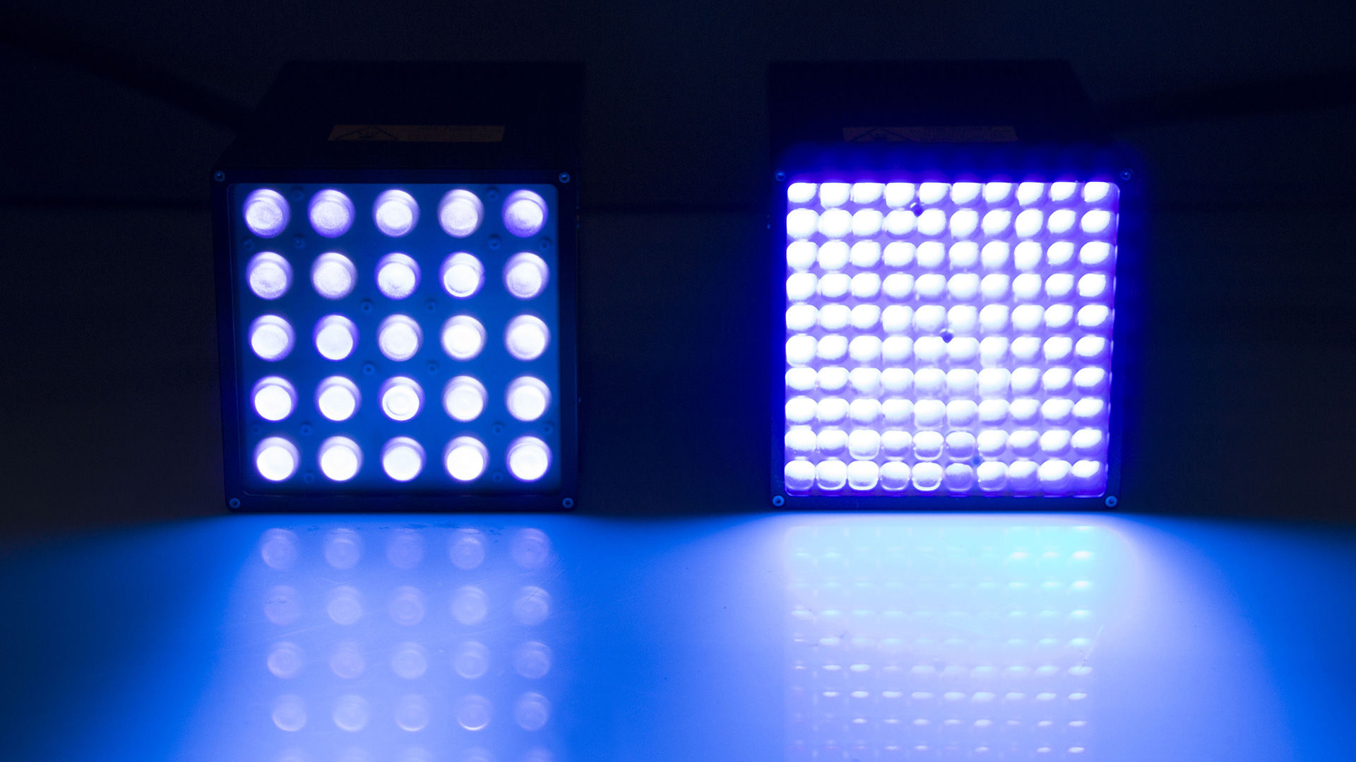 Les deux versions de puissance du UCUBE avec 25 et avec 100 LED UV.