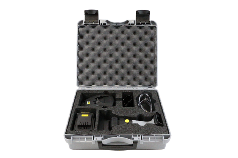 UFLUO-HAND, UV LED detection lamp, in its kit with battery, charger and UV protective glasses.