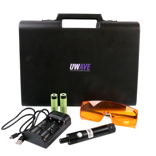 UPEN, stylo de collage UV LED, dans son kit contenant les batteries, une paire de lunettes de protection UV et un chargeur.