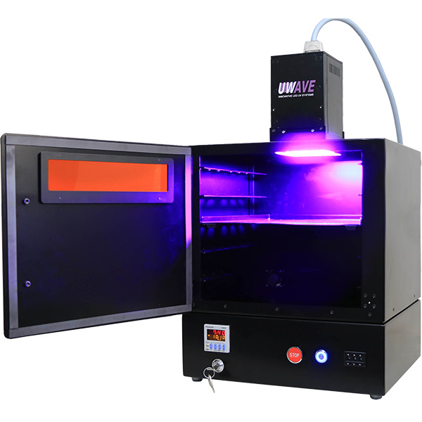 UV CHAMBER is a curing box equipped with a 10x10cm squared UV LED homogeneous flood for bonding, curing, photolithography and photoaging applications.