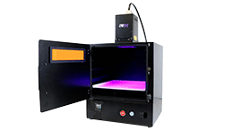 UV CHAMBER è un sistema LED UV Plug and Play completamente sicuro. Facile da usare, è ideale per processi semi-automatici.